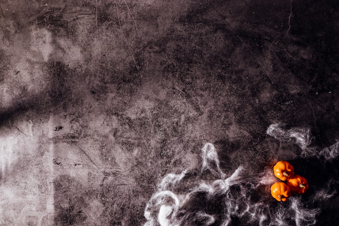 El Telar del Destino: Interpretando Sueños de Arañas desde el Misticismo Latinoamericano