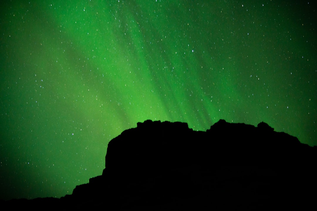 Aurora Boreal en tus Sueños: Un Mosaico de Mensajes del Más Allá y la Danza de los Orishas