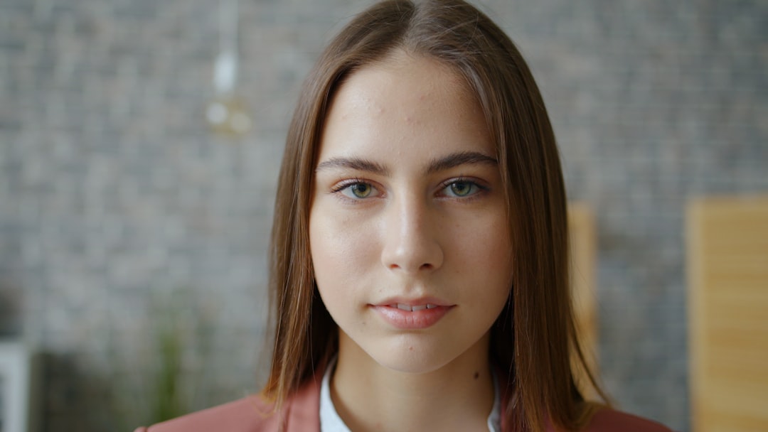 El Rostro en el Velo de los Sueños: Mensajes del Más Allá y Ecos del Alma