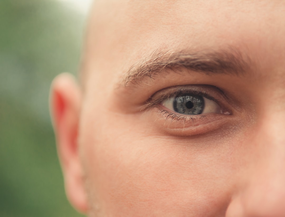 El Velo de la Calvicie en tus Sueños: Mensajes del Más Allá y el Alma Profunda