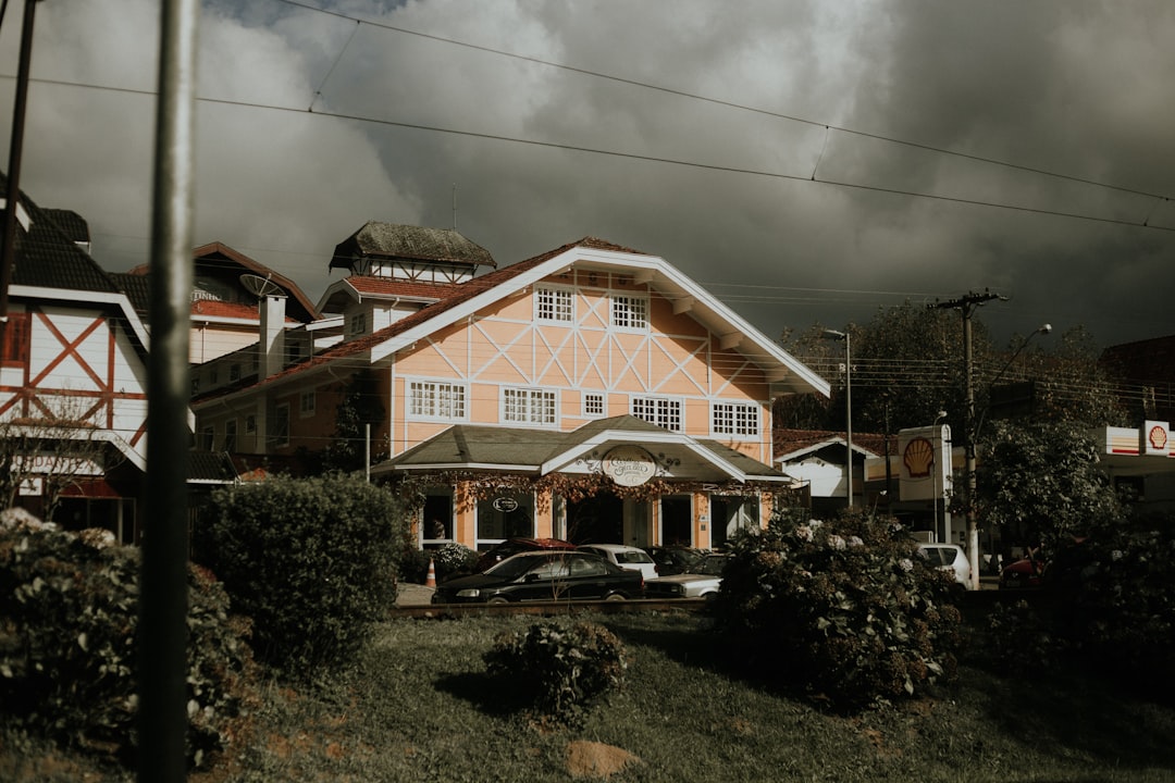 El Fuego que Purifica y Transforma: Interpretación de Sueños de Incendio desde el Corazón de Latinoamérica