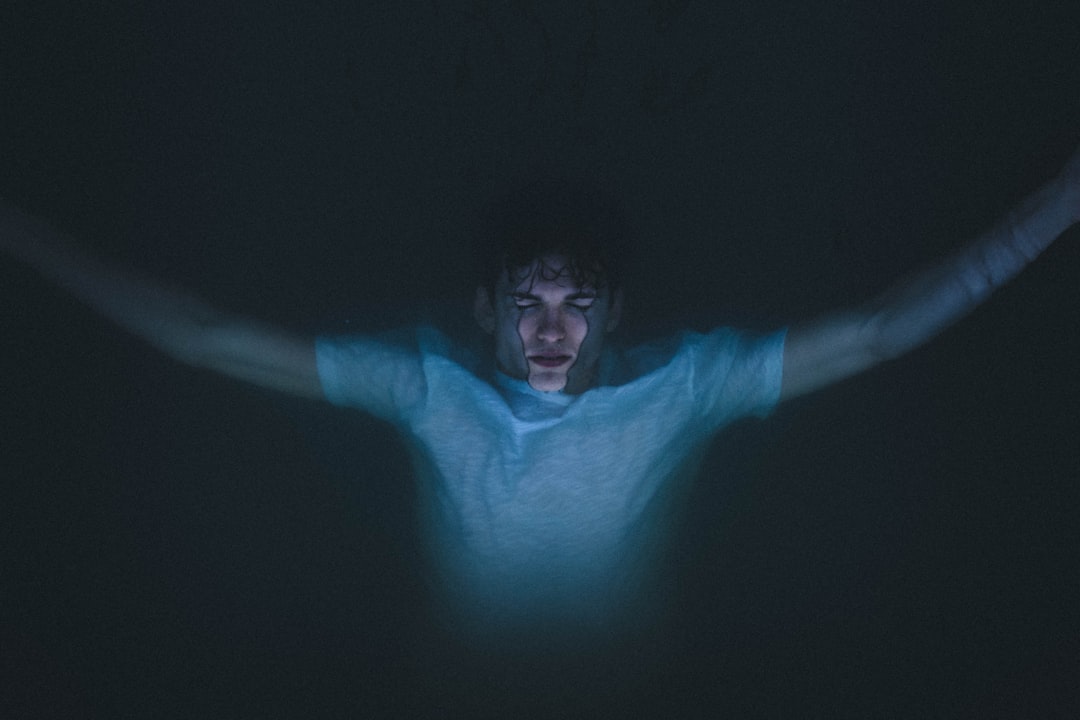 El Ahogamiento en los Sueños: Un Viaje a las Profundidades del Alma Latinoamericana