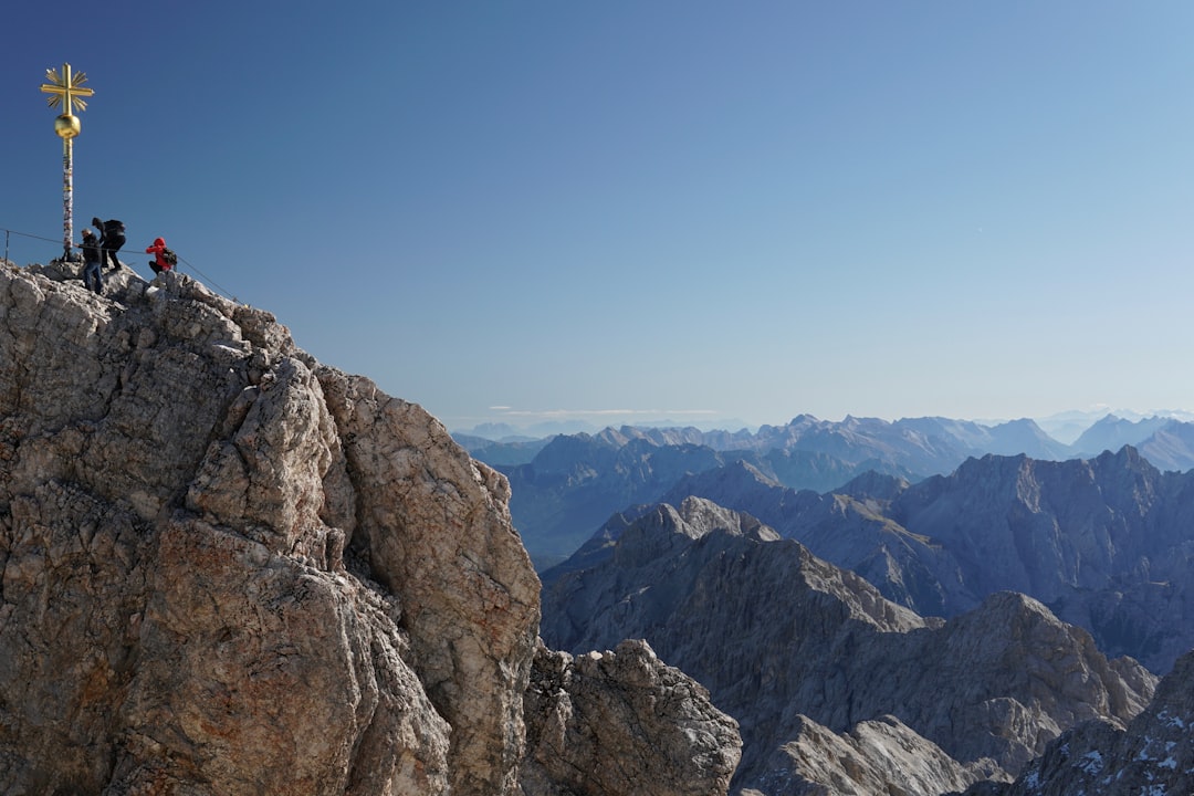La Cima de la Montaña: Ascenso Espiritual y Mensajes del Más Allá en Tus Sueños