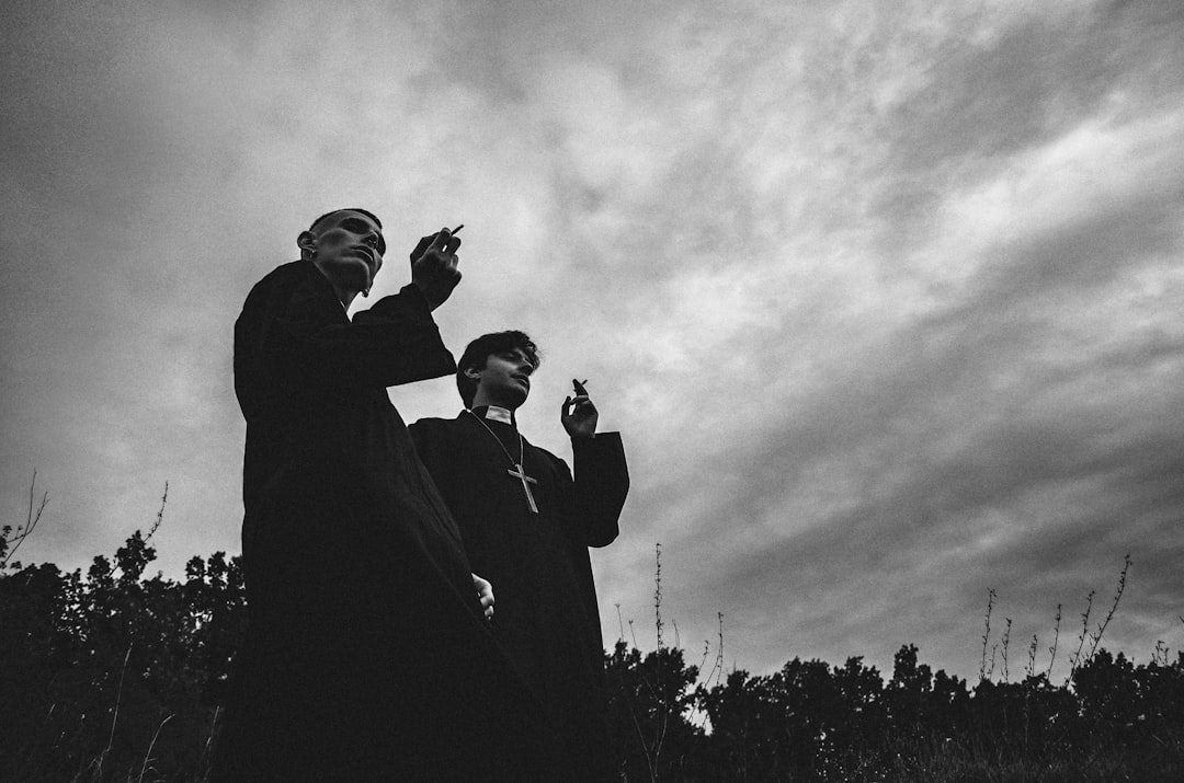 El Sacerdote en tus Sueños: Mensajes del Alma y el Cosmos Latinoamericano